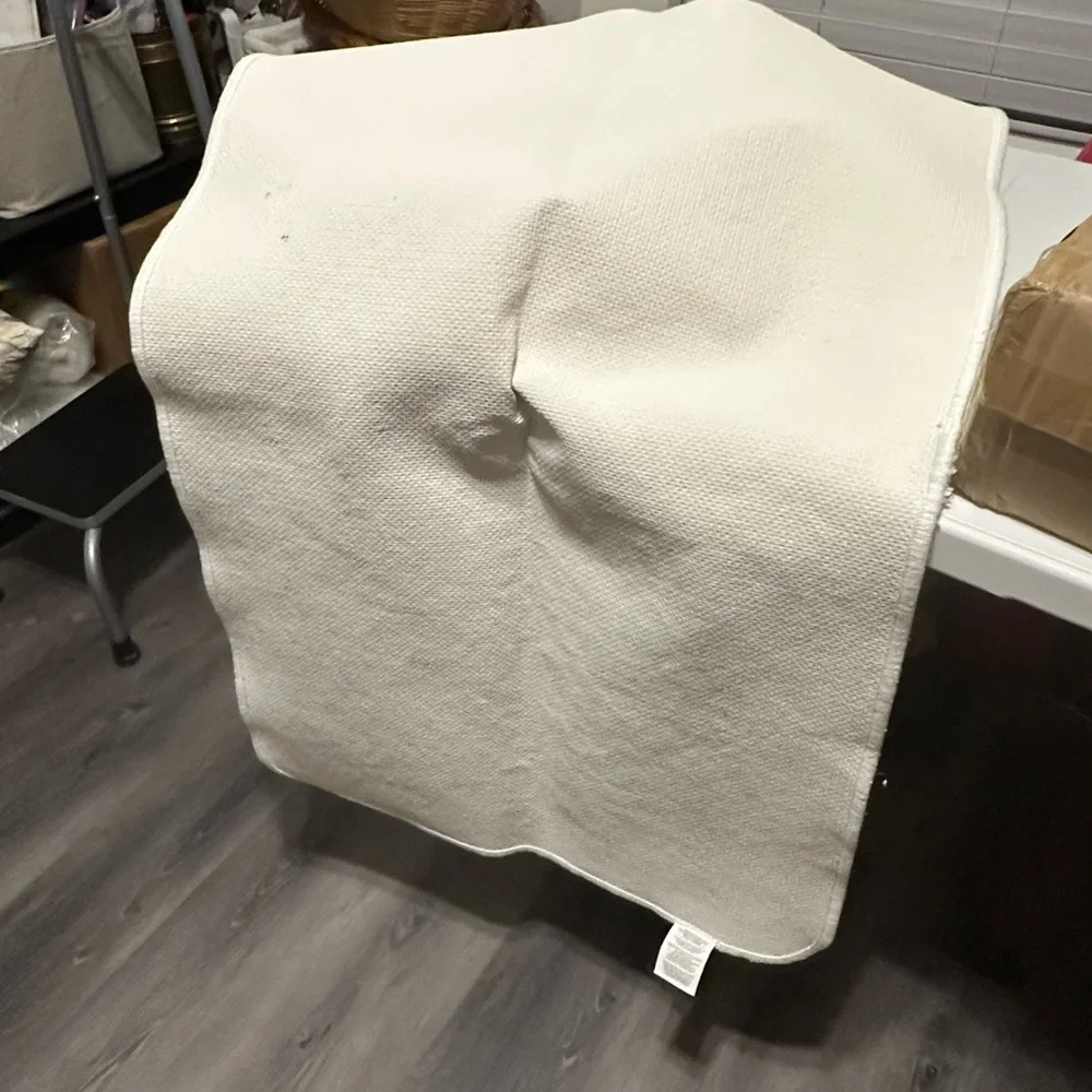Mainstays 4 white fussy shaggy house bathroom rugs 3 large & 1 Control rug.